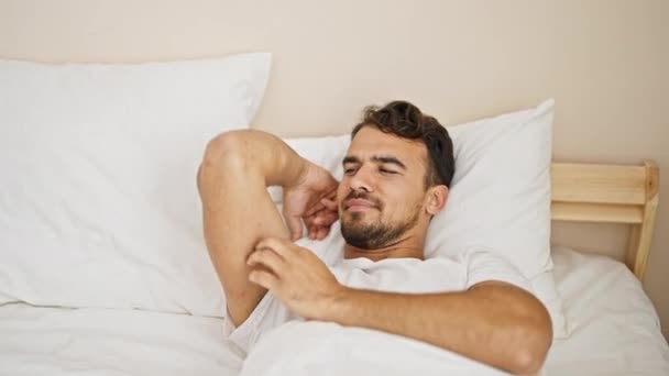 Genç Spanyol Adam Yatakta Uzanıyor Yatak Odasında Kolunu Kaşıyor — Stok video