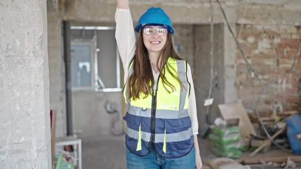 Joven Hermosa Mujer Hispana Constructora Sonriendo Confiada Bailando Sitio Construcción — Vídeos de Stock