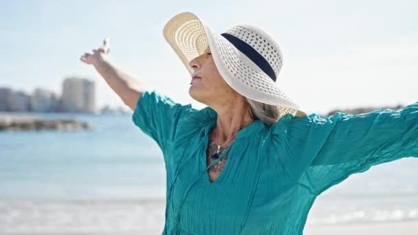 Orta Yaşlı Kır Saçlı Kumsalda Kolları Açık Nefes Alan Bir — Stok video