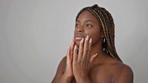 Afričanky Americká Žena Masírování Tvář Přes Izolované Bílé Pozadí — Stock video