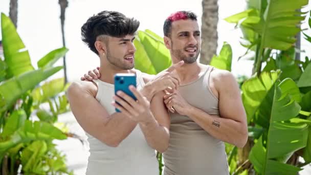 Två Män Par Ler Säkert Med Hjälp Smartphone Parken — Stockvideo