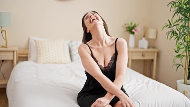 Genç Güzel Spanyol Kadın Yatakta Çok Gülüyor — Stok video