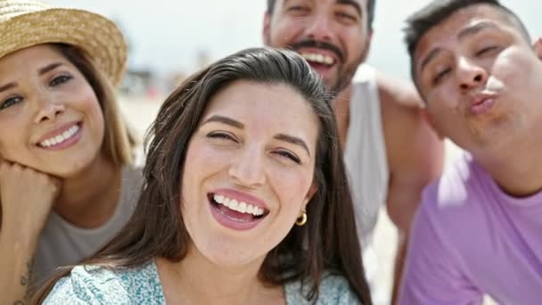 Grupo Personas Hacen Selfie Por Cámara Sonriendo Playa — Vídeo de stock