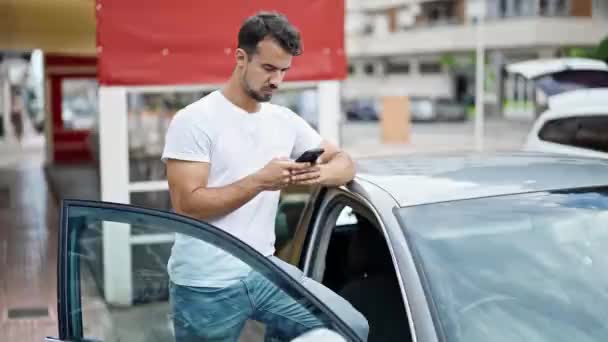 Young Hispanic Man Using Smartphone Leaning Car Street — 비디오