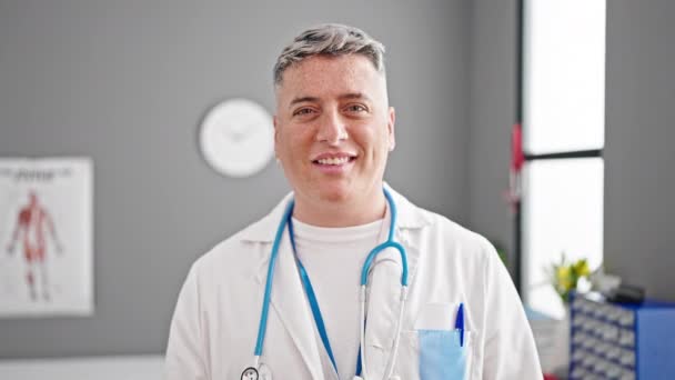 Jovem Caucasiano Homem Médico Sorrindo Confiante Clínica — Vídeo de Stock