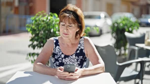 Mujer Mediana Edad Con Teléfono Inteligente Sentado Mesa Terraza Cafetería — Vídeos de Stock