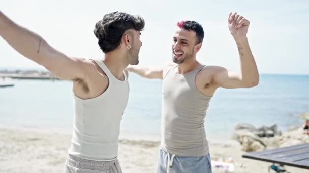 Dos Hombres Pareja Sonriendo Confiado Bailando Playa — Vídeo de stock