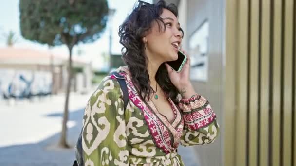 Молодая Красивая Латиноамериканка Улыбается Уверенно Разговаривая Смартфону Уходя Улицу — стоковое видео