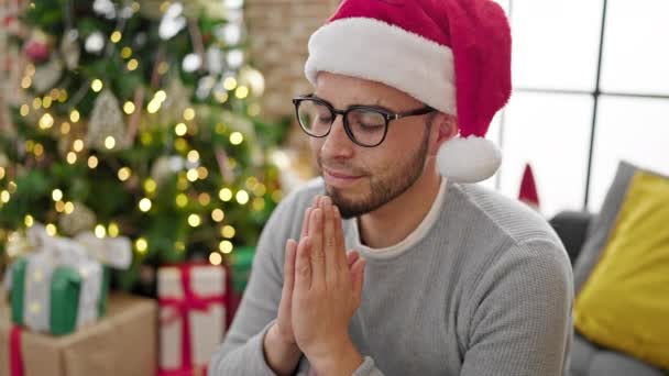 Hombre Hispano Rezando Sentado Junto Árbol Navidad Casa — Vídeo de stock