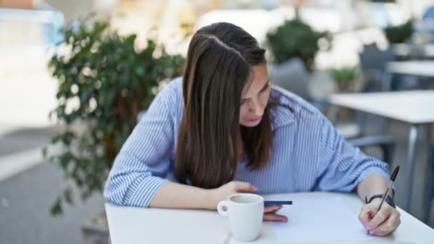 Jovem Bela Mulher Hispânica Usando Smartphone Tomando Notas Terraço Cafetaria — Vídeo de Stock