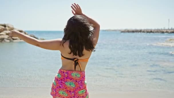 年轻美丽的惊慌失措的女游客倒立在海滩上跳舞 — 图库视频影像