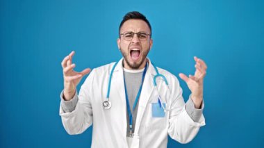 Hispanik doktor öfkeli ve stresli, izole edilmiş mavi arka plan
