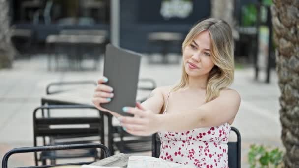 Giovane Donna Bionda Fare Selfie Touchpad Seduto Sul Tavolo Alla — Video Stock