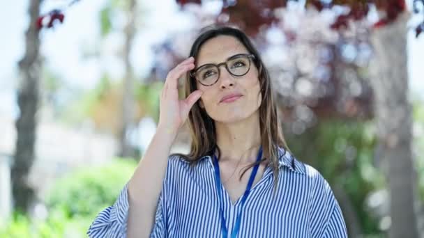 Fiatal Gyönyörű Spanyol Szemüveget Vesz Parkból — Stock videók