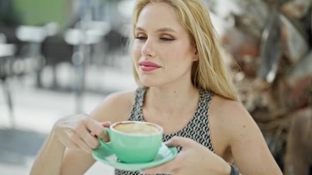 Mladá Blondýna Žena Pití Šálek Kávy Sedí Stole Terase Kavárny — Stock video