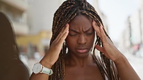 Afroamerykanka Cierpiąca Ból Głowy Ulicy — Wideo stockowe