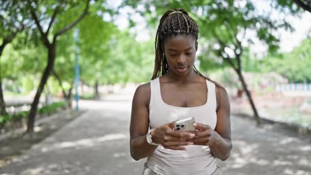 Afrikansk Amerikansk Kvinna Med Smartphone Ler Mot Park — Stockvideo