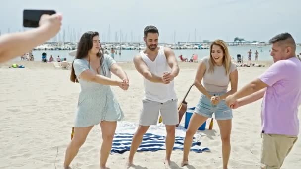 Grupo Pessoas Gravando Vídeo Por Smartphone Dançando Praia — Vídeo de Stock