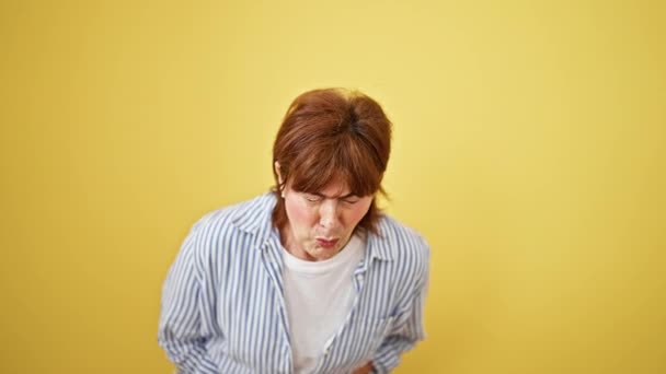 患有胃痛的中年妇女站在孤立的黄色背景上 — 图库视频影像