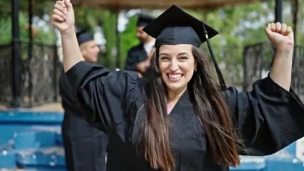 Groep Mensen Studenten Afgestudeerd Holding Diploma Met Winnaar Expressie Universiteitscampus — Stockvideo