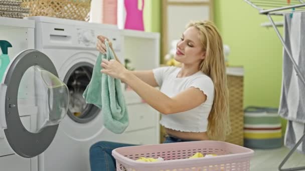 Ung Blond Kvinna Ler Säker Fällbar Kläder Tvättstuga — Stockvideo