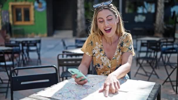 Молодая Блондинка Турист Помощью Смартфона Глядя Карту Города Террасе Кафе — стоковое видео