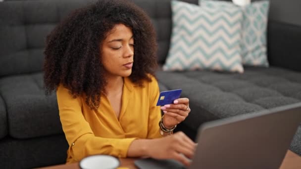 アフリカ系アメリカ人女性のショッピングノートパソコンやクレジットカードで自宅で祝う — ストック動画