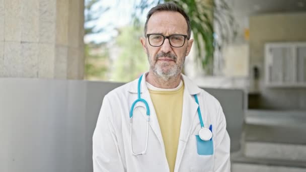 Arzt Mittleren Alters Lächelt Zuversichtlich Krankenhaus — Stockvideo