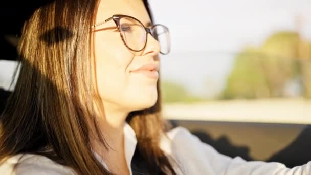 Fiatal Gyönyörű Spanyol Aki Egy Autót Vezet Szemüveget Visel Úton — Stock videók