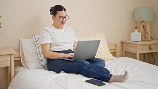 年轻美丽的惊慌失措的女人坐在卧室的床上 带着笔记本电脑做视频通话 — 图库视频影像