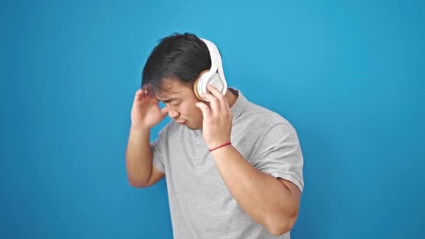 Ouvir Música Dançando Sobre Fundo Azul Isolado — Vídeo de Stock
