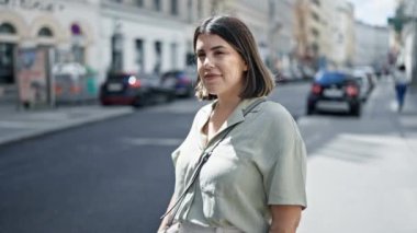 Genç ve güzel İspanyol bir kadın Viyana sokaklarında bir arkadaşıyla buluşuyor.