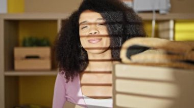 Yeni evinde kendine güvenen Afrikalı Amerikalı kadın gülümsüyor