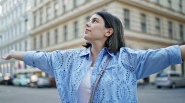 Viyana sokaklarında kollarını açmış güzel İspanyol bir kadın.