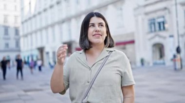 Genç ve güzel İspanyol kadın gülümseyerek Viyana sokaklarına bakıyor.