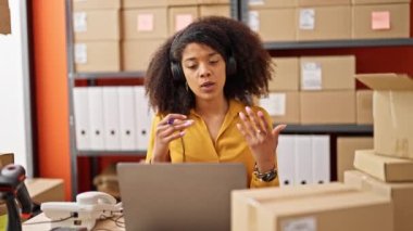 Afrikalı Amerikalı kadın ecommerce işçisi ofiste video görüşmesi yapıyor.