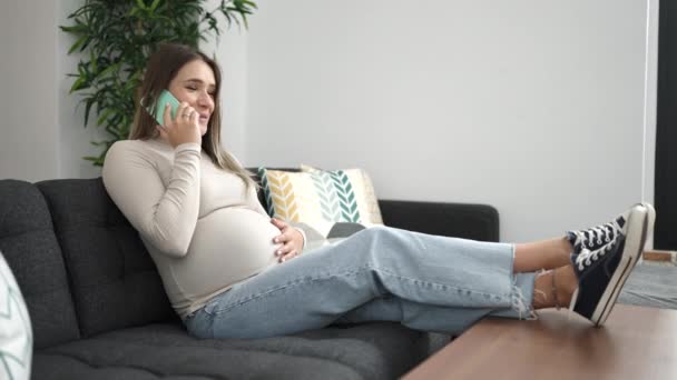 Jonge Zwangere Vrouw Praten Smartphone Aanraken Buik Thuis — Stockvideo