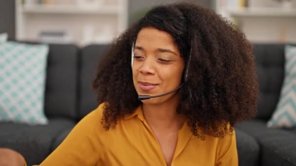 Afrikai Amerikai Call Center Ügynök Beszél Otthon Dolgozik — Stock videók