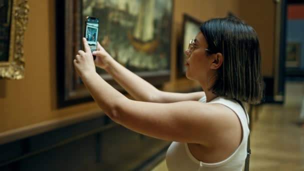 Junge Schöne Hispanische Frau Besucht Kunstgalerie Beim Fotografieren Mit Smartphone — Stockvideo