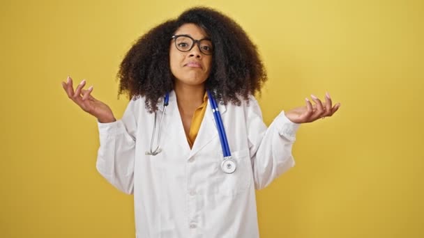 Afrikansk Amerikansk Kvinna Läkare Står Aningslös Över Isolerad Gul Bakgrund — Stockvideo