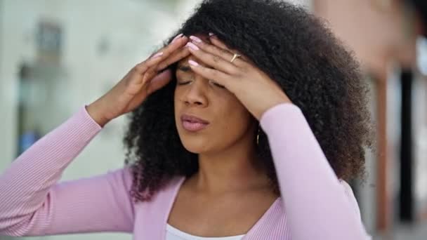 Afroamerikanerin Leidet Unter Kopfschmerzen Auf Der Straße — Stockvideo