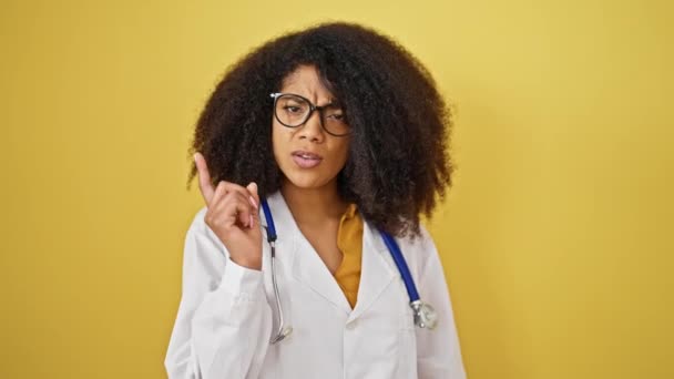 Африканская Американка Доктор Сердится Указывая Пальцем Изолированный Желтый Фон — стоковое видео