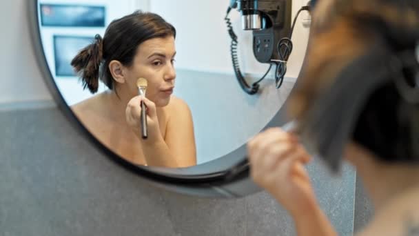 Jovem Bela Mulher Hispânica Aplicando Maquiagem Banheiro — Vídeo de Stock