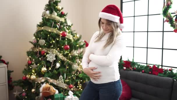 Wanita Hamil Muda Mengenakan Topi Natal Menyentuh Perut Rumah — Stok Video