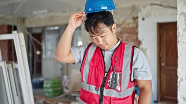 Constructeur Souriant Confiant Sortir Casque Sécurité Sur Chantier Construction — Video
