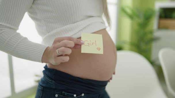 Ung Gravid Kvinna Sätta Flicka Påminnelse Papper Magen Matsal — Stockvideo