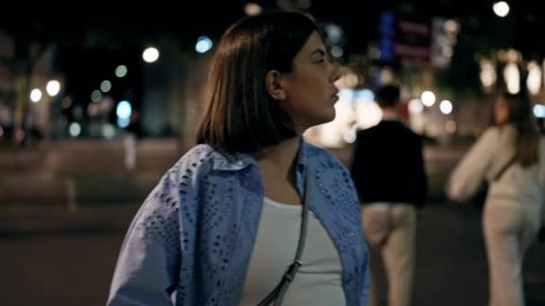 Jovem Bela Mulher Hispânica Encontrando Com Amigo Nas Ruas Noite — Vídeo de Stock