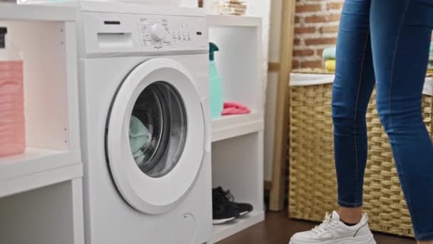 洗濯室で洗濯するアフリカ系アメリカ人女性 — ストック動画