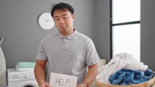 Çamaşır Odasında Çamaşır Ipinde Yardım Istedi — Stok video