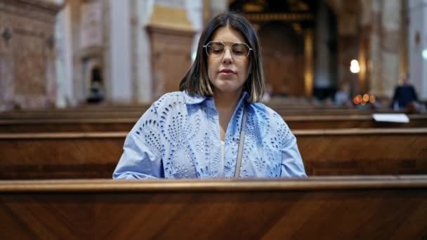 Молода Красива Іспаномовна Жінка Молиться Церковній Лавці Церкві Святого Карла — стокове відео